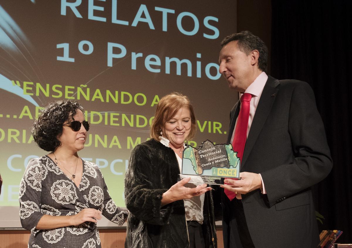 Concepción Herrera recibe el premio de manos del delegado territorial