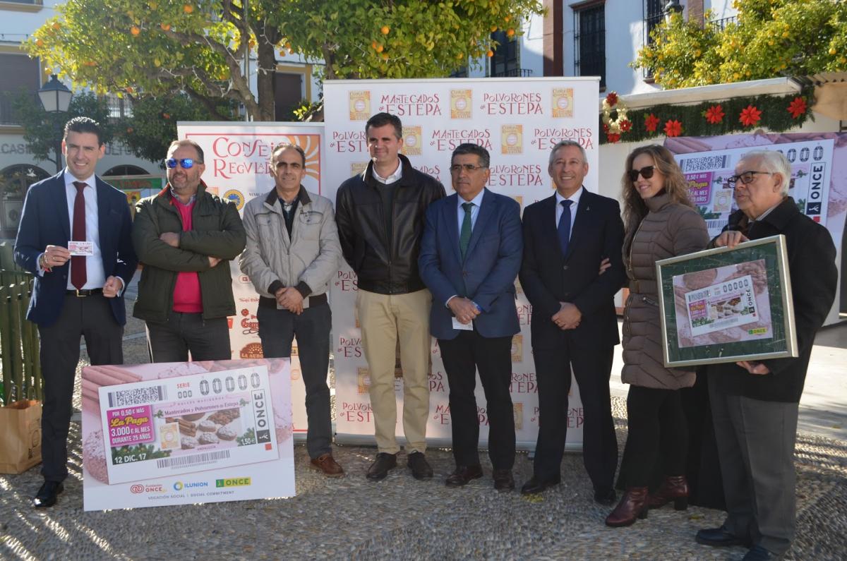 José Antonio Toledo y Anabel Mercado con el alcalde de Estepa y los representantes del Consejo Regulador