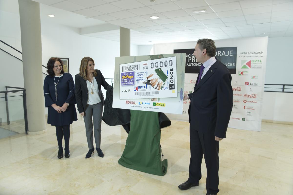 La presidenta de la Junta de Andalucía, Susana Díaz, descubrió la imagen del cupón del X Aniversario del Estatuto de los Trabajadores