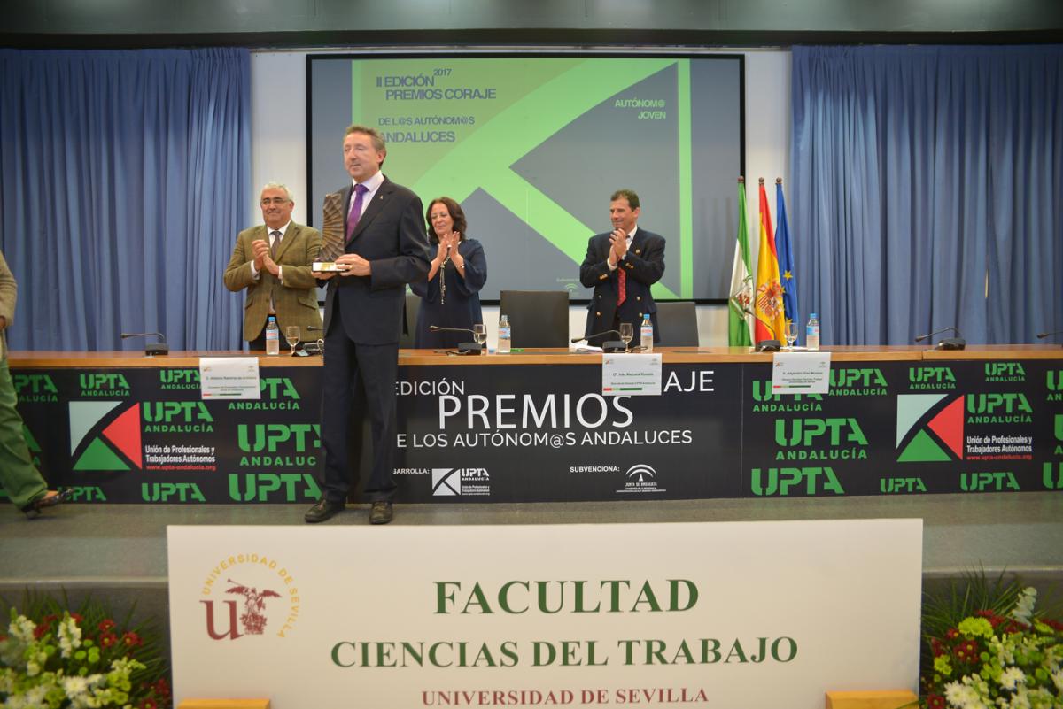 Cristóbal Martínez recibió el premio en representación de Fundación ONCE en la categoría de diversidad empresarial