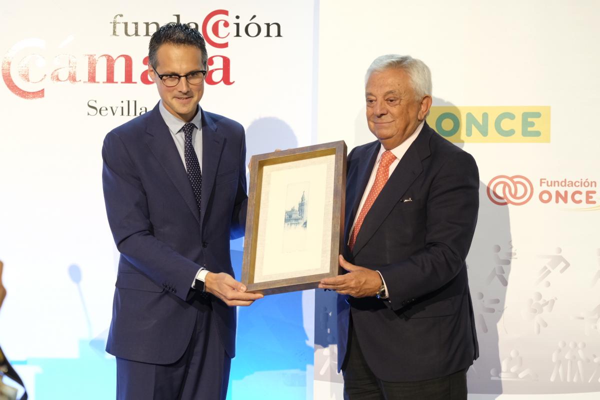 El presidente de la Cámara de Comercio de Sevilla, Francisco Herrero, entrega un detalle institucional a Fernando Riaño