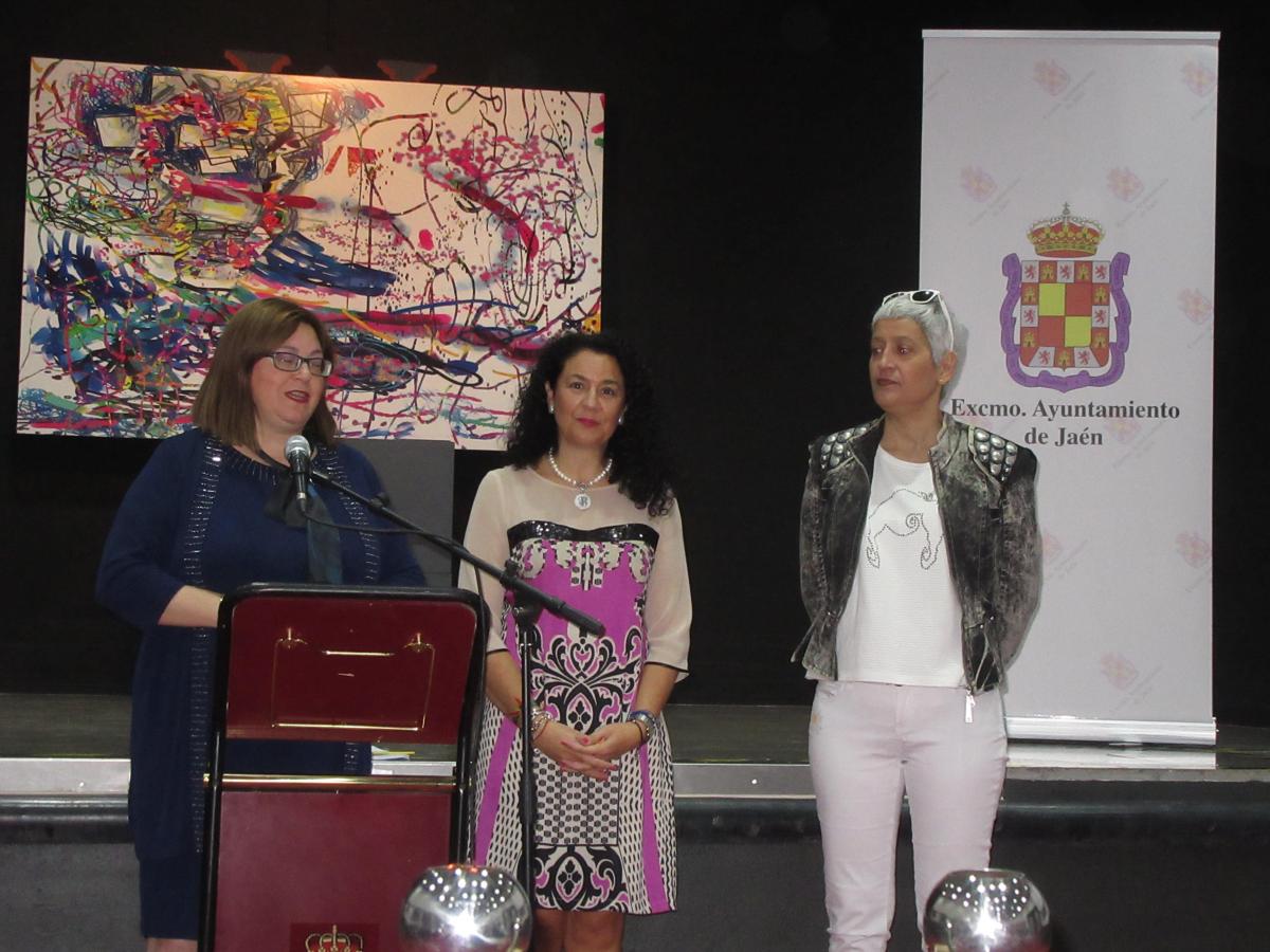 La directora de la ONCE en Jaén, Rosario Sedano, en la inauguración de la exposición junto a representantes del Ayuntamiento y Fundación ONCE