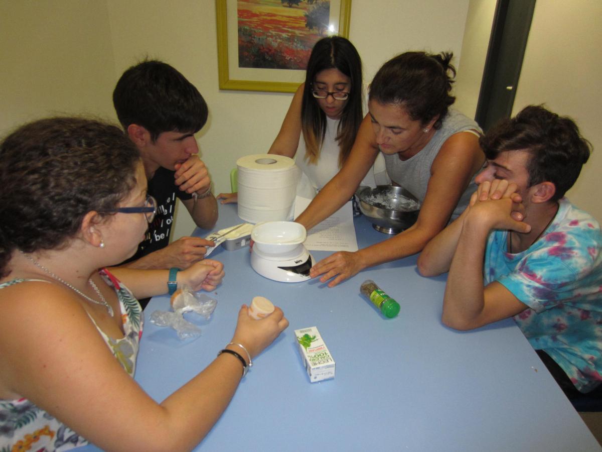 Un grupo de alumnos trabaja con los ingredientes para elaborar paté romano