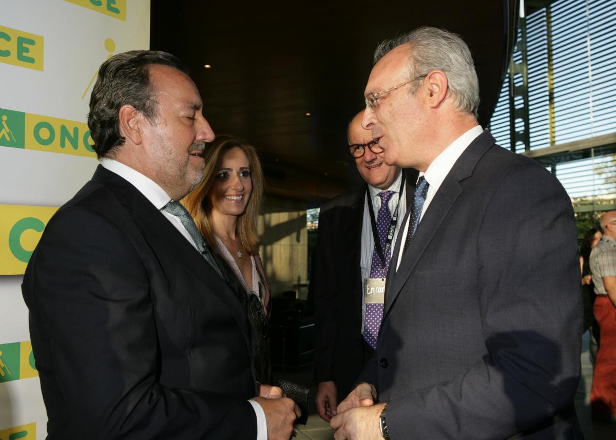El presidente del Parlamento de Andalucía, Juan Pablo Durán, saluda al presidente de la ONCE y su Fundación, Miguel Carballeda