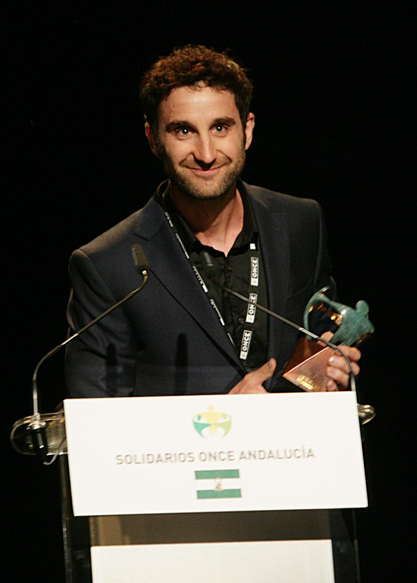 El actor malagueño, Dani Rovira, feliz, con el Premio Solidarios 2017 en sus manos
