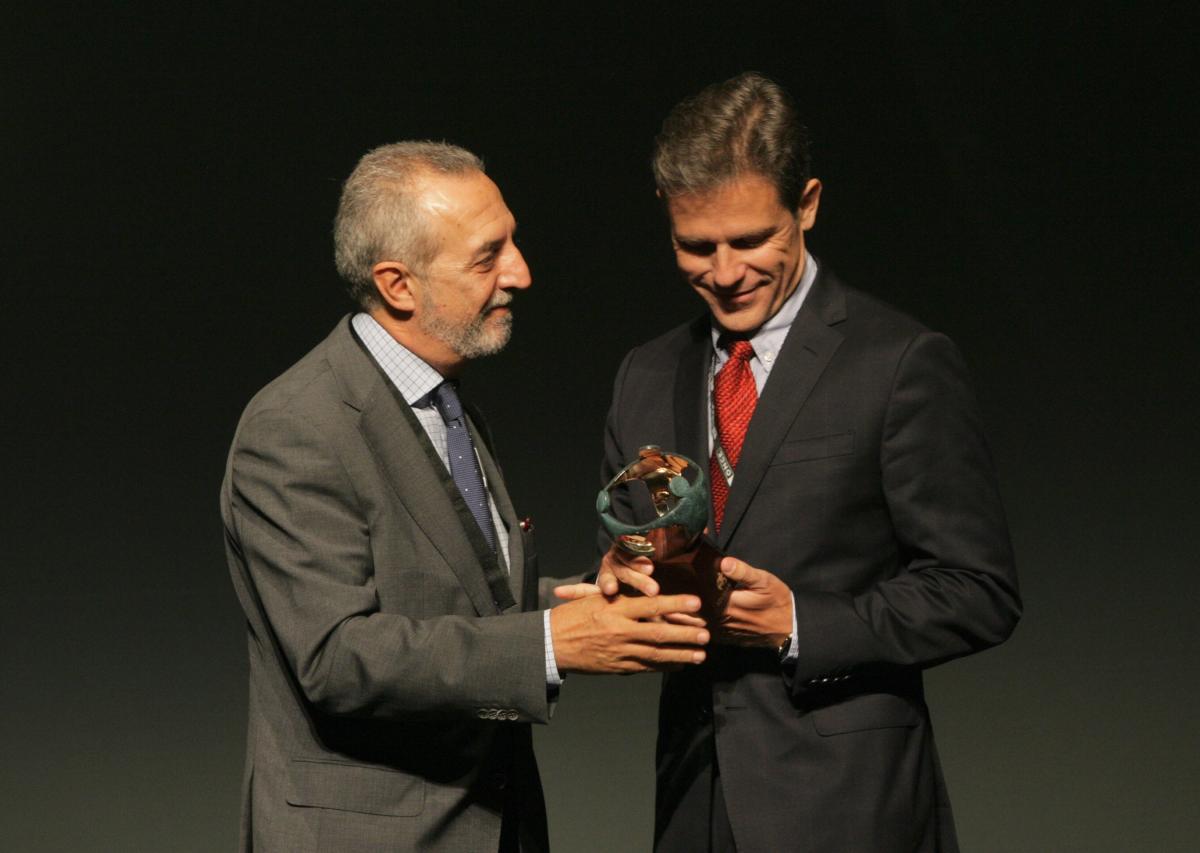 El director general de Forma 5, Guillermo Mateos, recogió el premio de manos del alcalde de Sevilla, Juan Espadas.