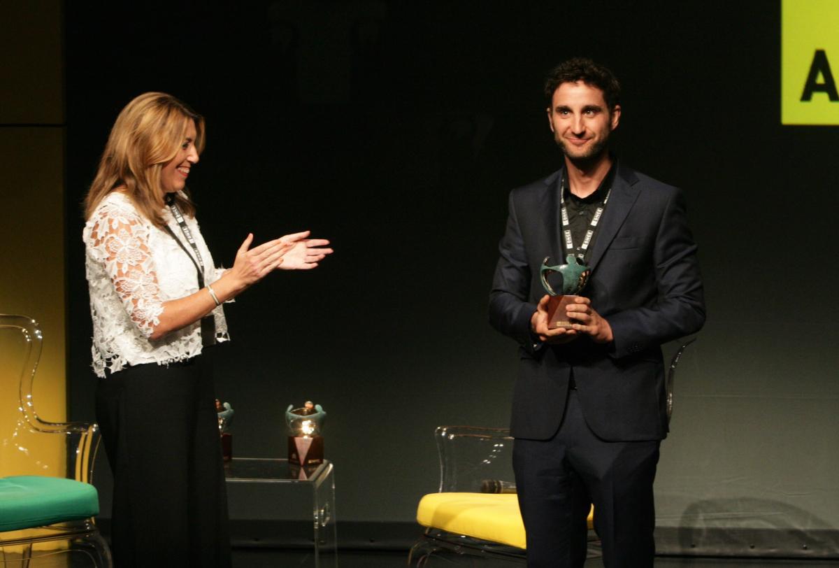 La presidenta de la Junta de Andalucía, Susana Díaz, entregó el premio a Dani Rovira