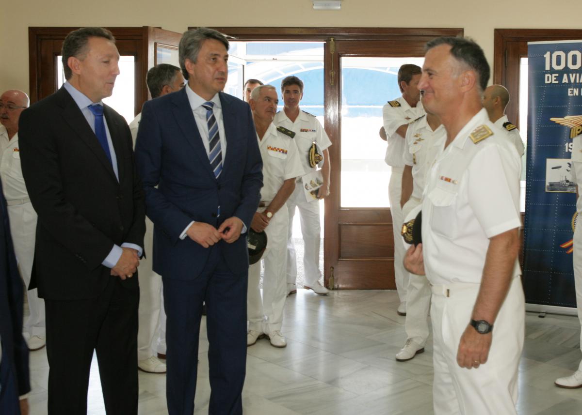 El delegado territorial de la ONCE en Andalucía y el director en Cádiz saludan al almirante