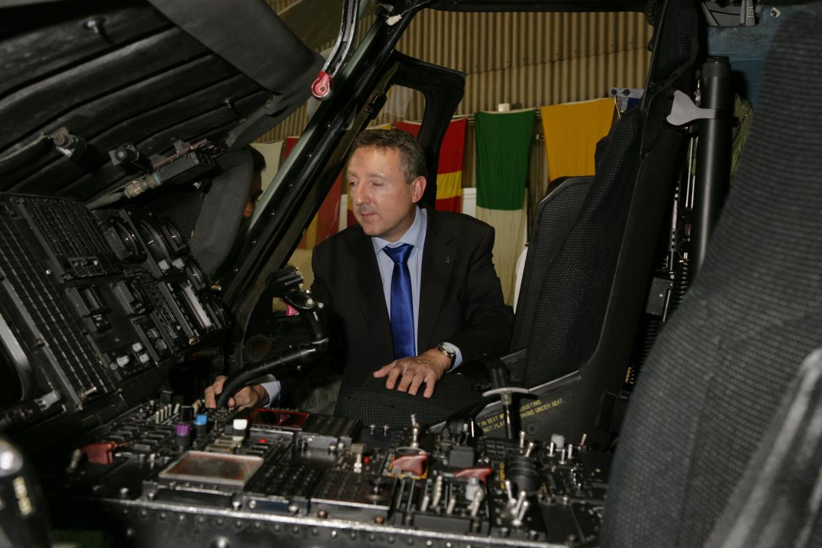 El delegado territorial de la ONCE pudo apreciar con detalle el interior de la cabina de un helicoptero militar