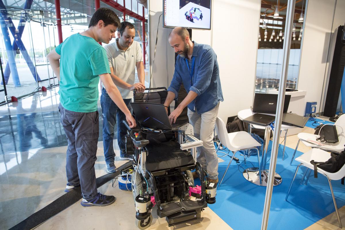 Investigadores de la Universidad de La Laguna muestran la silla de ruedas autónoma  en el II congreso internacional