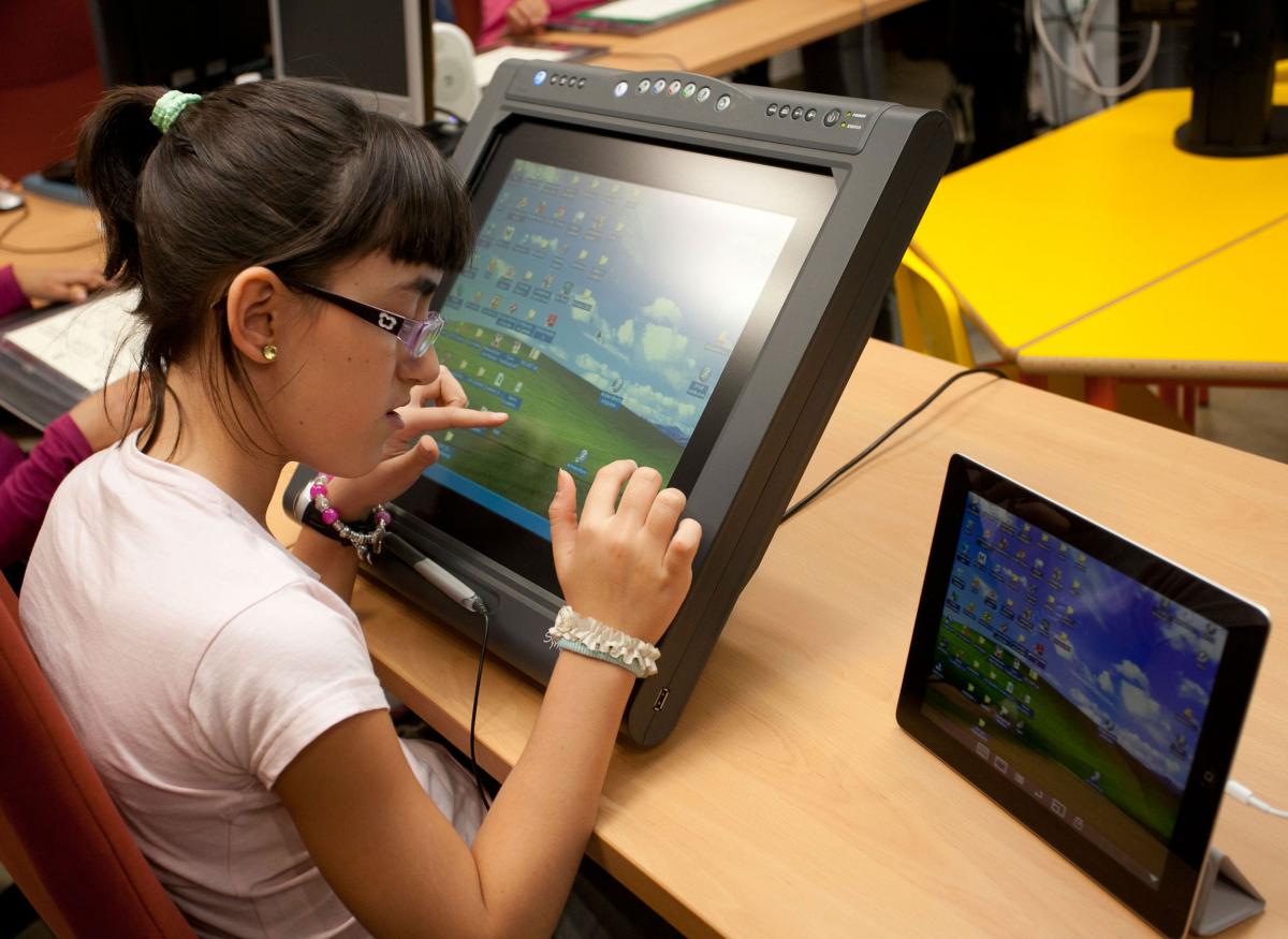 Una alumna utiliza una tablet adaptada a sus necesidades