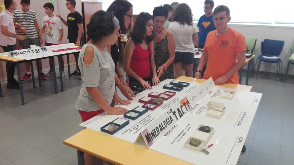 Los alumnos del SECC recorren la exposición del Taller de Geología