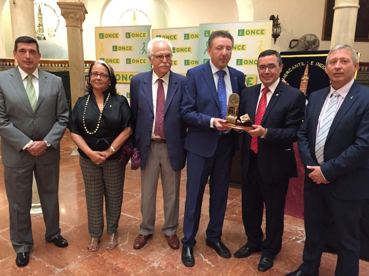 Entrega de un obsequio institucional del Círculo Mercantil de Sevilla a la ONCE