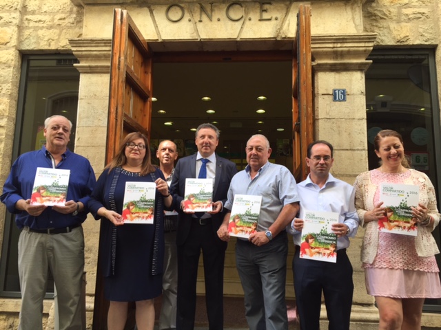 Foto de familia a las puertas de la sede de la ONCE en Jaén