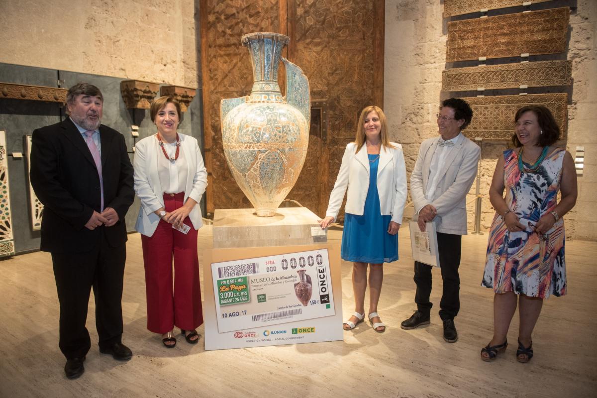 Imagen de la presentación en sociedad del cupón dedicado al Museo de la Alhambra junto al Jarrón de las Gacelas