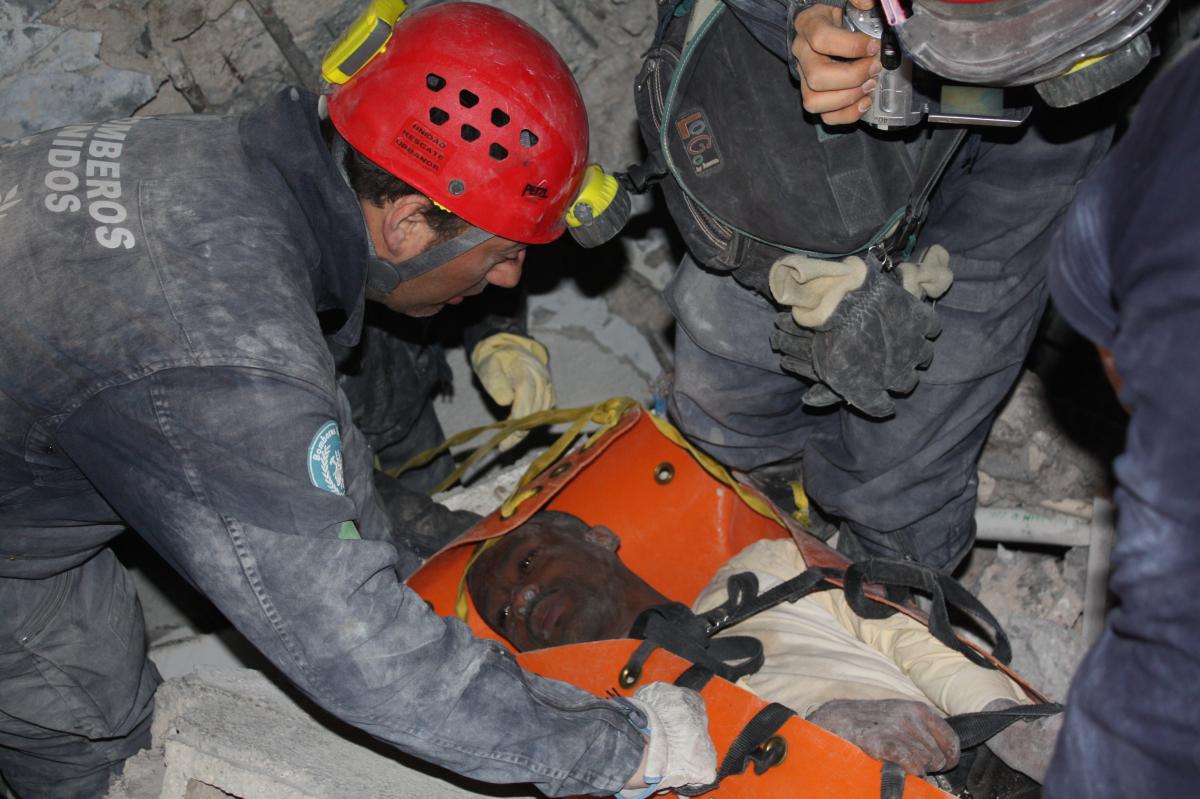 Bomberos Unidos Sin Fronteras rescatan a una víctima en el terremoto de Haití en 2010