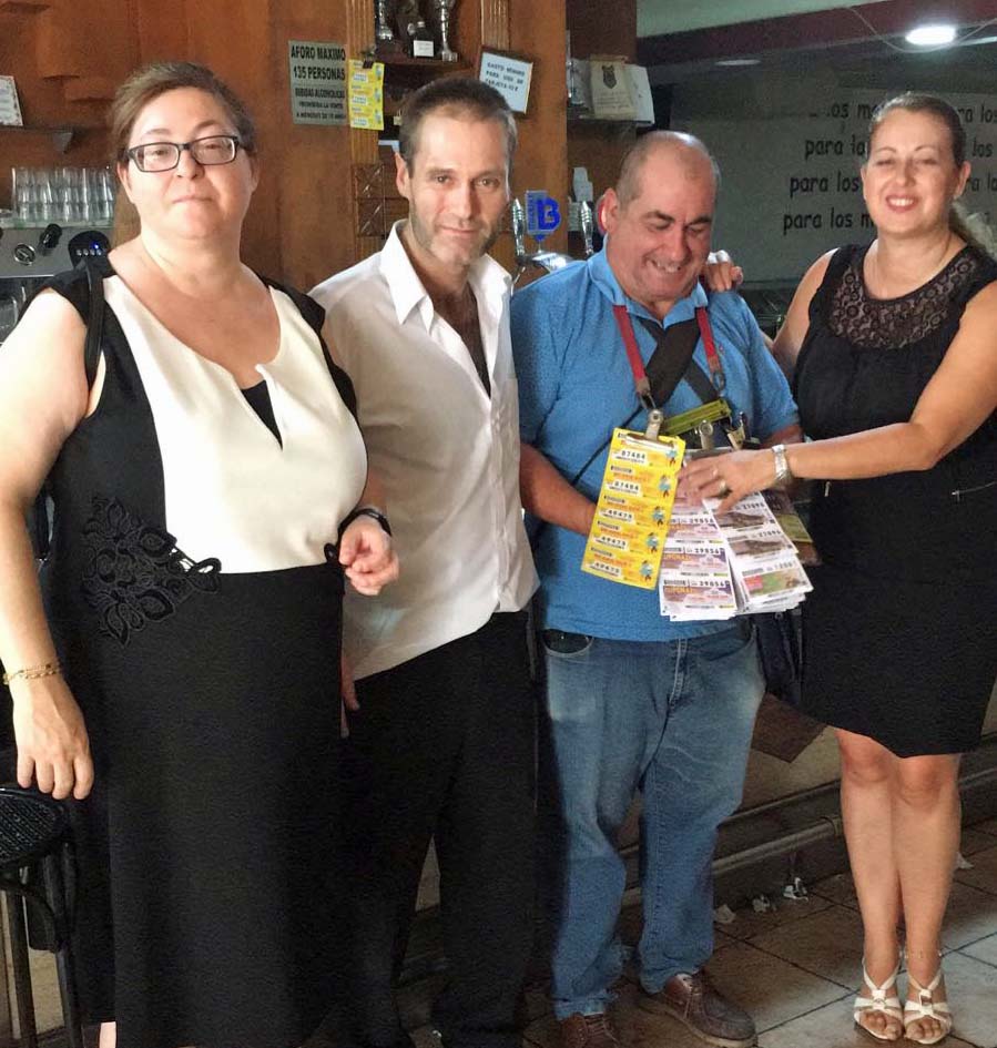 La directora d ela ONCE en Jaén, Charo Sedano, compartió la alegría del vendor Fran Varela y algunos de los afortunados