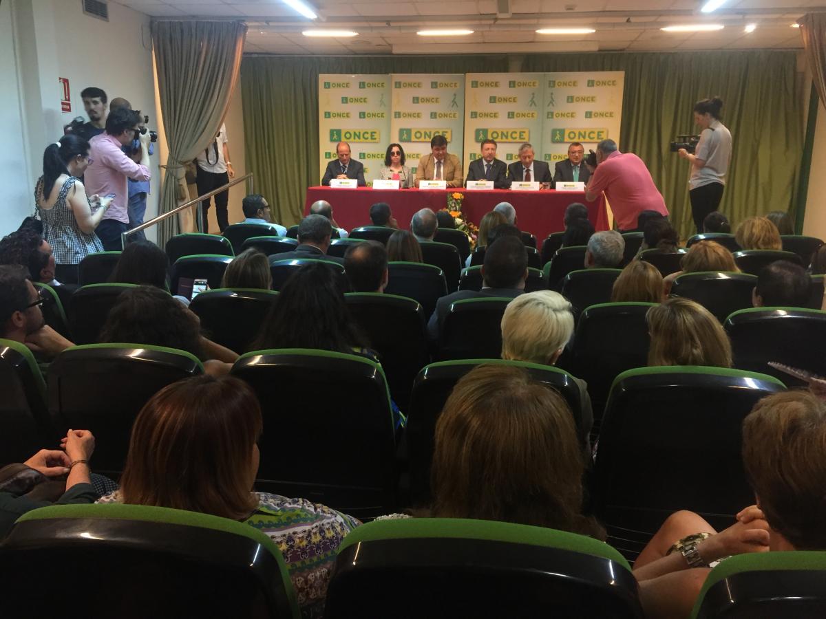 El salón de actos de la ONCE se llenó de trabajadores y representantes políticos y sociales de Huelva