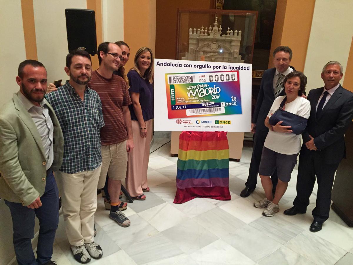 Los representantes del colectivo LGTBI en Andalucía posan con el cupón del WorldPride Madrid