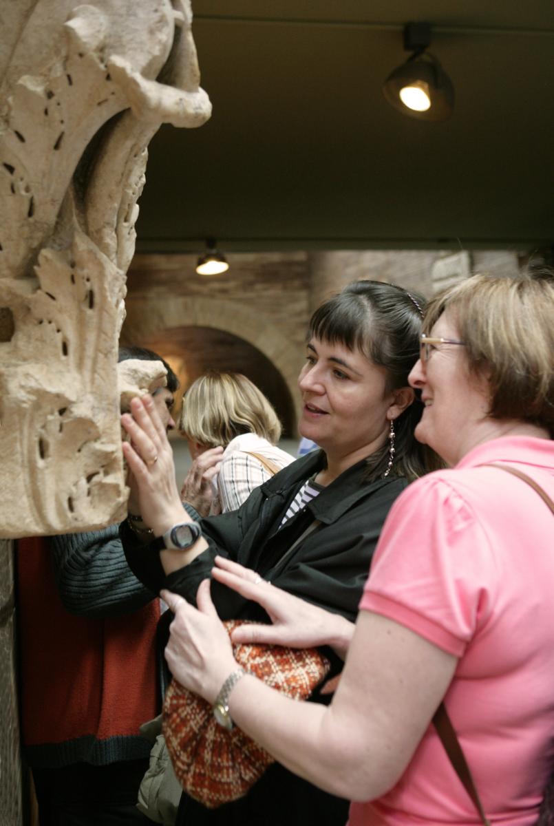 Una voluntaria acompaña a otra afiliada en su visita a un museo
