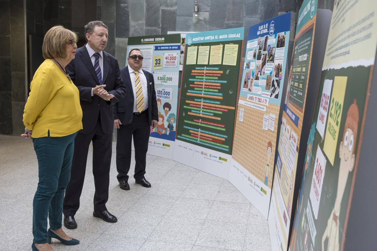 La consejera de Educación visita la exposición de carteles del 33 Concurso Escolar de la ONCE y su Fundación