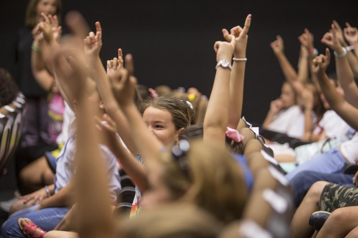 Las manos alzadas para pedir turno de palabra fueron una constante durante la gala por parte de los alumnos asistentes