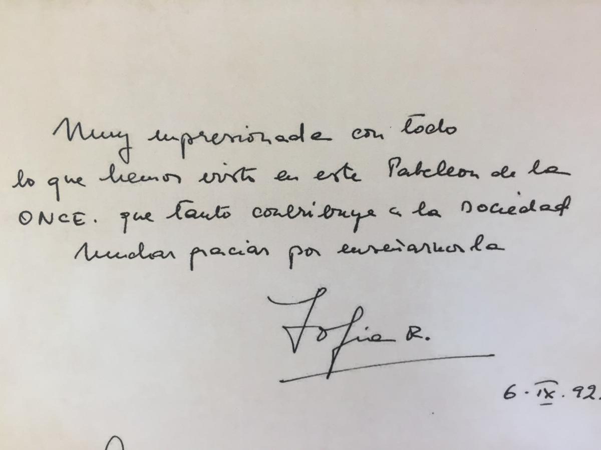 Firma de la Reina Sofía en su visita oficial al Pabellón de Fundación ONCE durante la EXPO'92