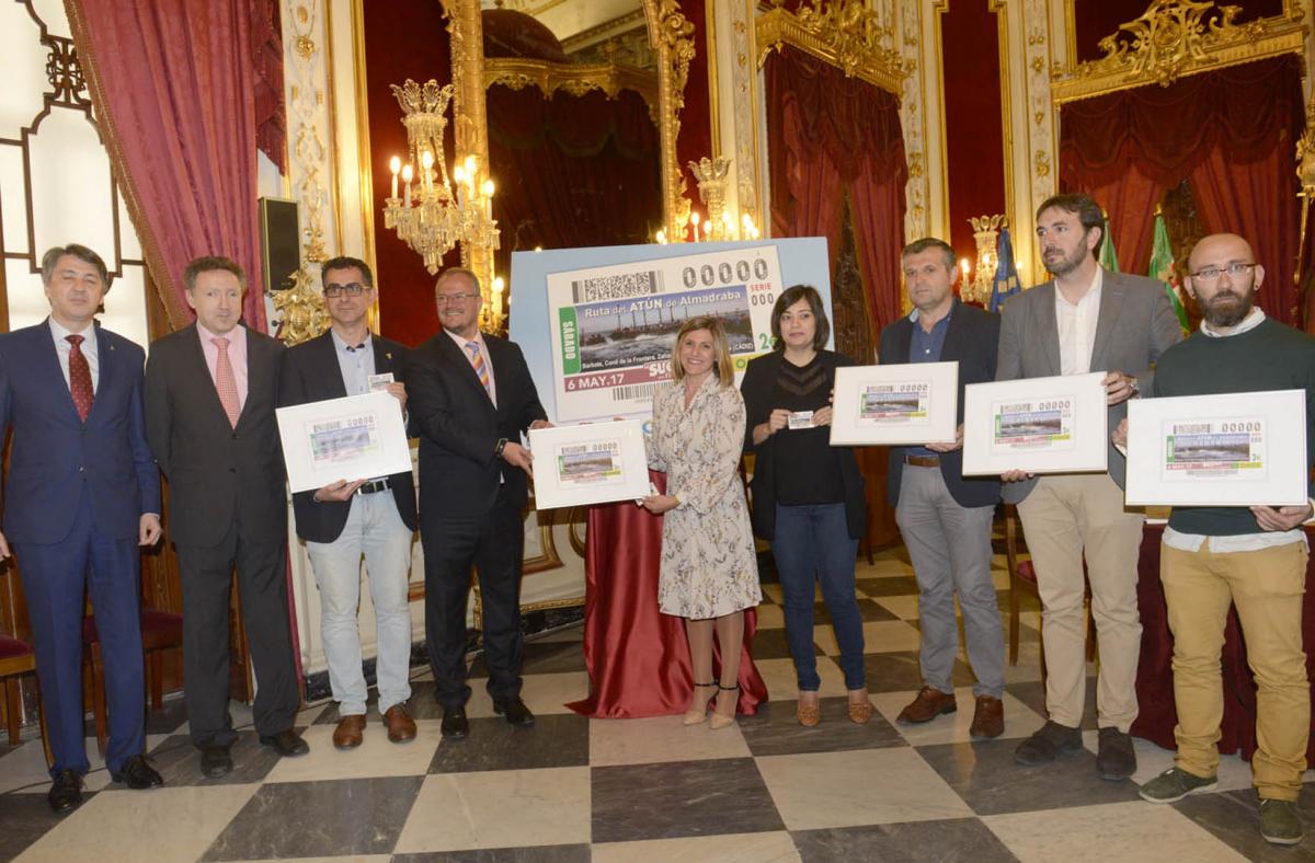 El Salón Real de la Diputación de Cádiz acogió la presentación del cupón de la ruta del atún de almadraba en la que participaron todos los alcaldes de los municipios que la integran | Foto: Carmen Romero