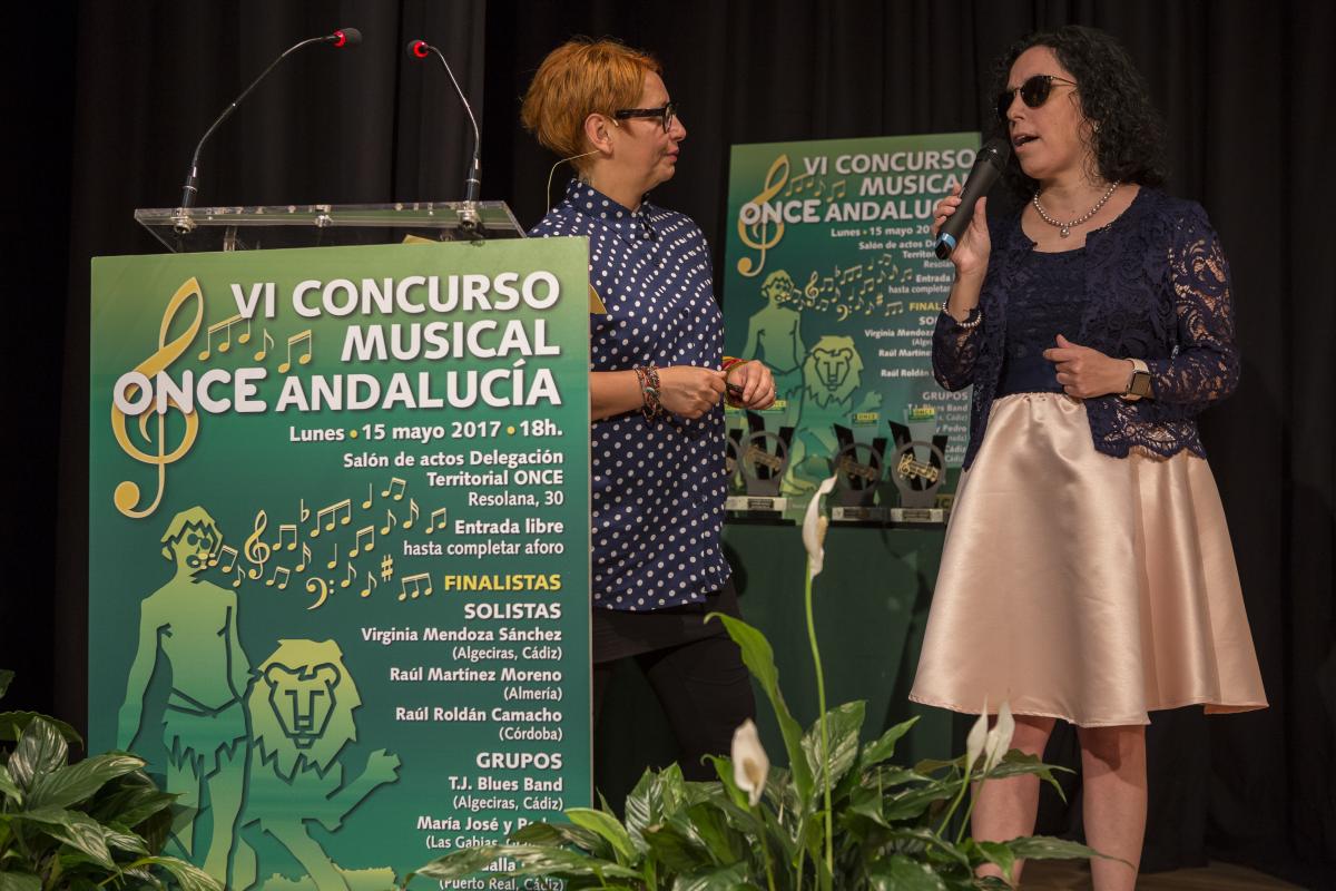 La presidenta del Consejo Territorial conversa con Beatriz Díaz, la presentadora de la Gala a su inicio