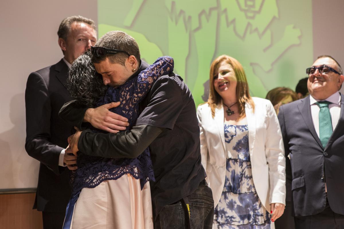 El rapero Raúl Martínez, emocionado, se funde en un abrazo con la presidenta del Consejo Territorial tras recibir el primer premio del Concurso Musical ONCE 2017