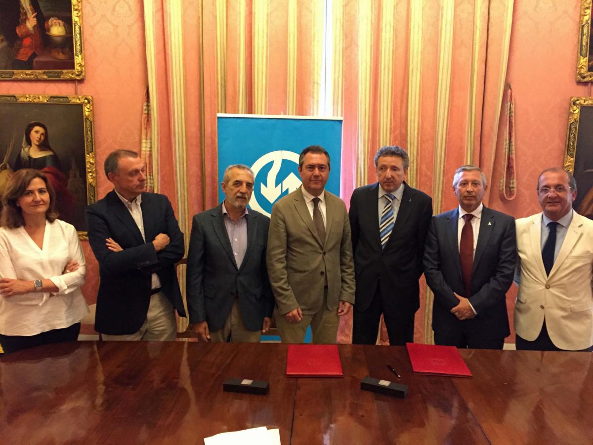 Foto de familia de los representantes de ONCE, Fundación ONCE e ILUNION con el Ayuntamiento de Sevilla