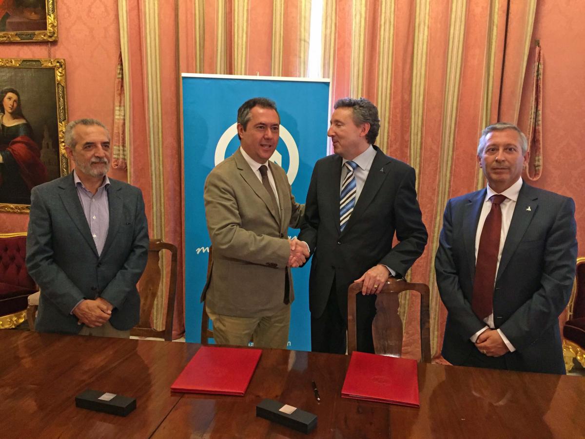 Saludo del aclalde de Sevilla con el delegado territorial tras la firma del convenio