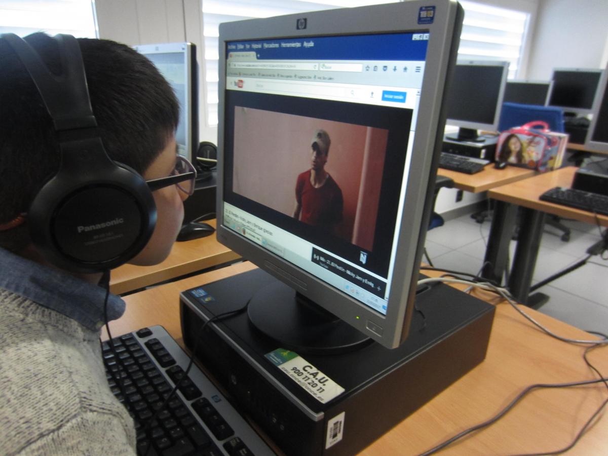 Un alumno inmerso en su búsqueda por Internet en las actividades del CRE de Sevilla