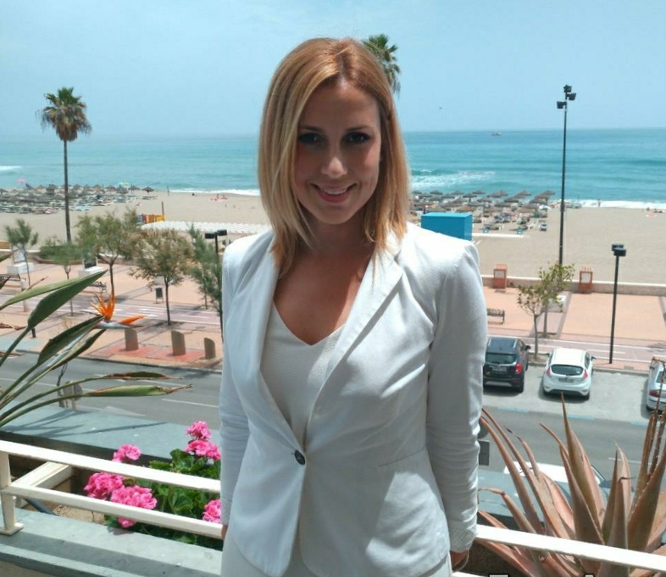 Mónica Gimeno en una terraza del Hotel ILUNION de Fuengirola con el Mediterráneo de fondo