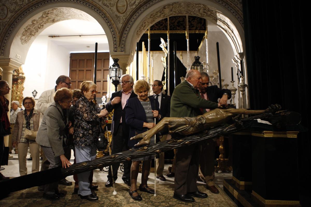 El Cristo de la Vera Cruz colocado en el centro del altar del Dulce Nombre para permitir el paso del grupo de afiliados de la ONCE que lo tocaron con sus manos