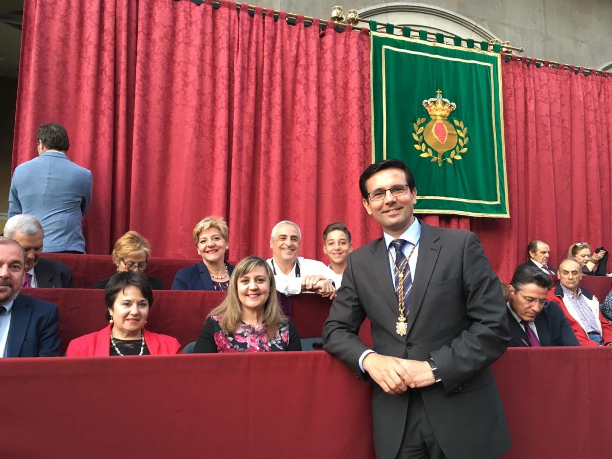 El alcalde de Granada, Francisco Cuenca, visitó a los afiliados de la ONCE que ocuparon el palco del Ayuntamiento en el Lunes Santo