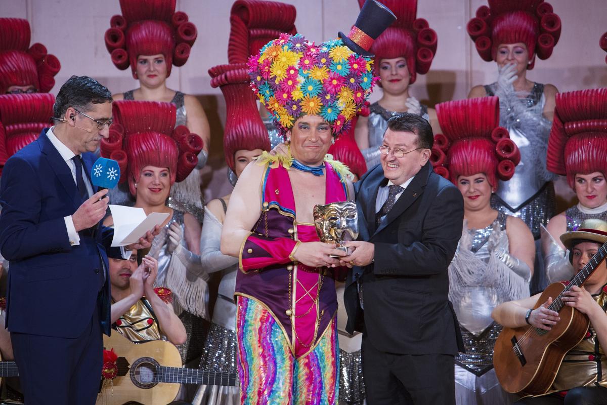 Ángel Sánchez entrega el segundo premio al coro 'La Reina de la Noche' 