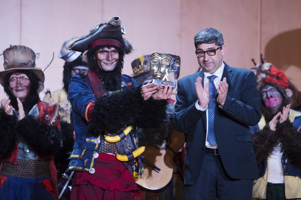 Jesús Bienvenido, director de 'Los Irracionales' recibe el primer premio de mano de José Luís Pinto