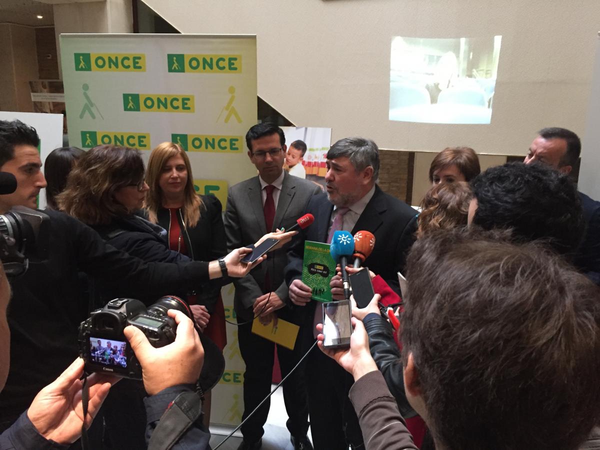 El director de la ONCE en Granada, la vicepresidenta del Consejo Territorial  y el alcalde de la ciudad atienden a los medios de comunicación