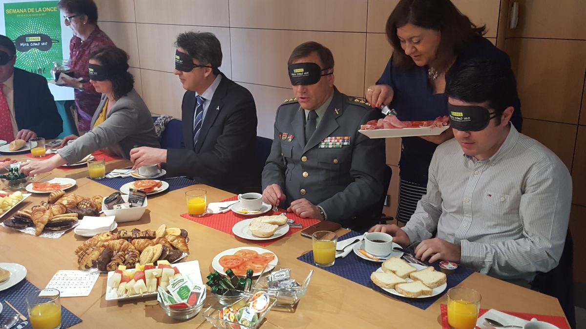 Las autoridades participaron en un desayuno a ciegas en Cádiz