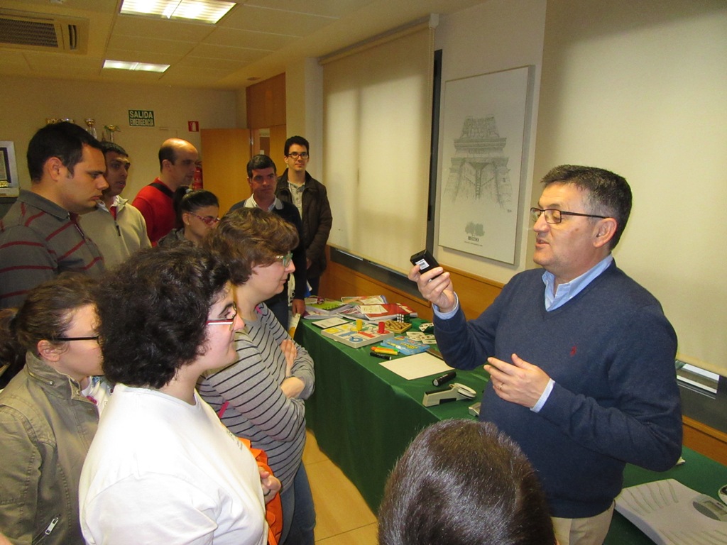 Visita en Jaén a la exposición de material tiflotecnológico