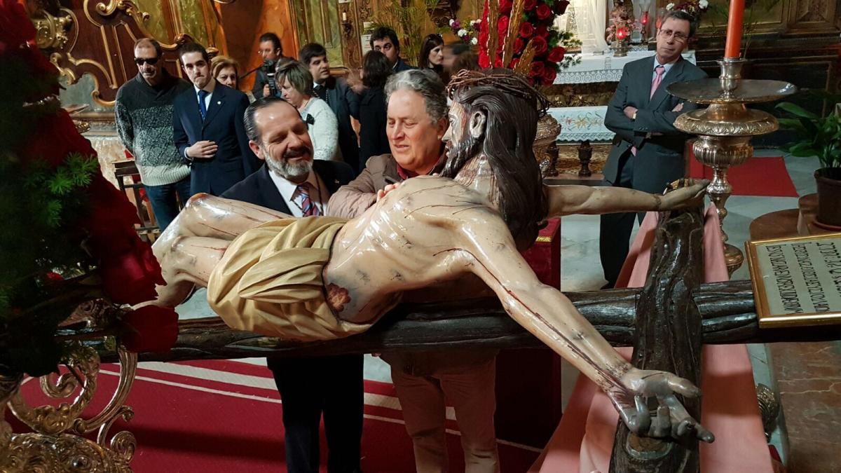 Afiliados de Jerez recorren con sus manos el cuerpo del Cristo de la Lanzada