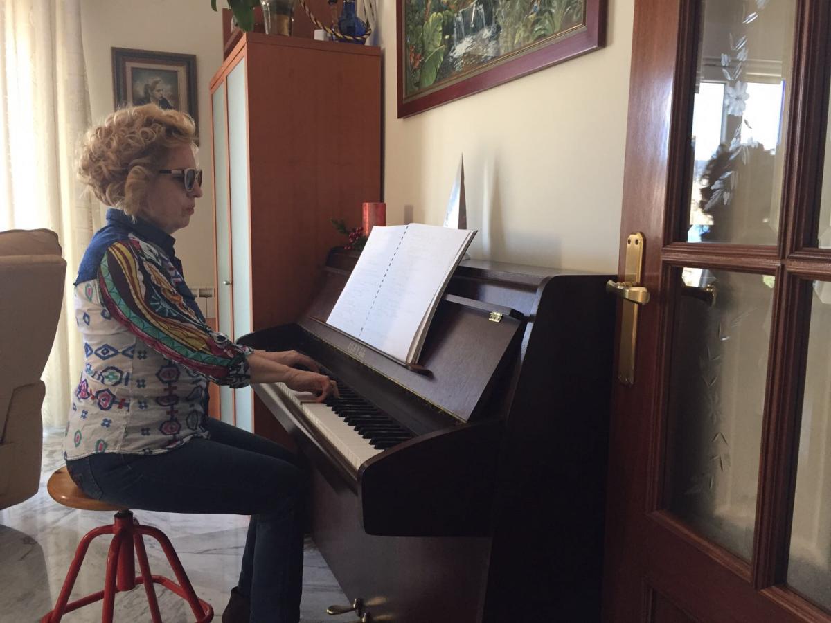Cristina en su domicilio interpretando a Mozart su compositor preferido