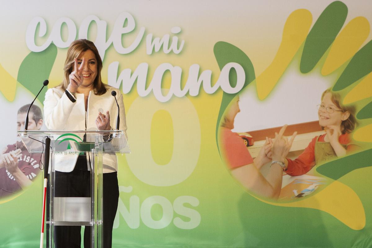 La presidenta de la Junta de Andalucía saludó a los asistentes en lengua de signos al principio del acto