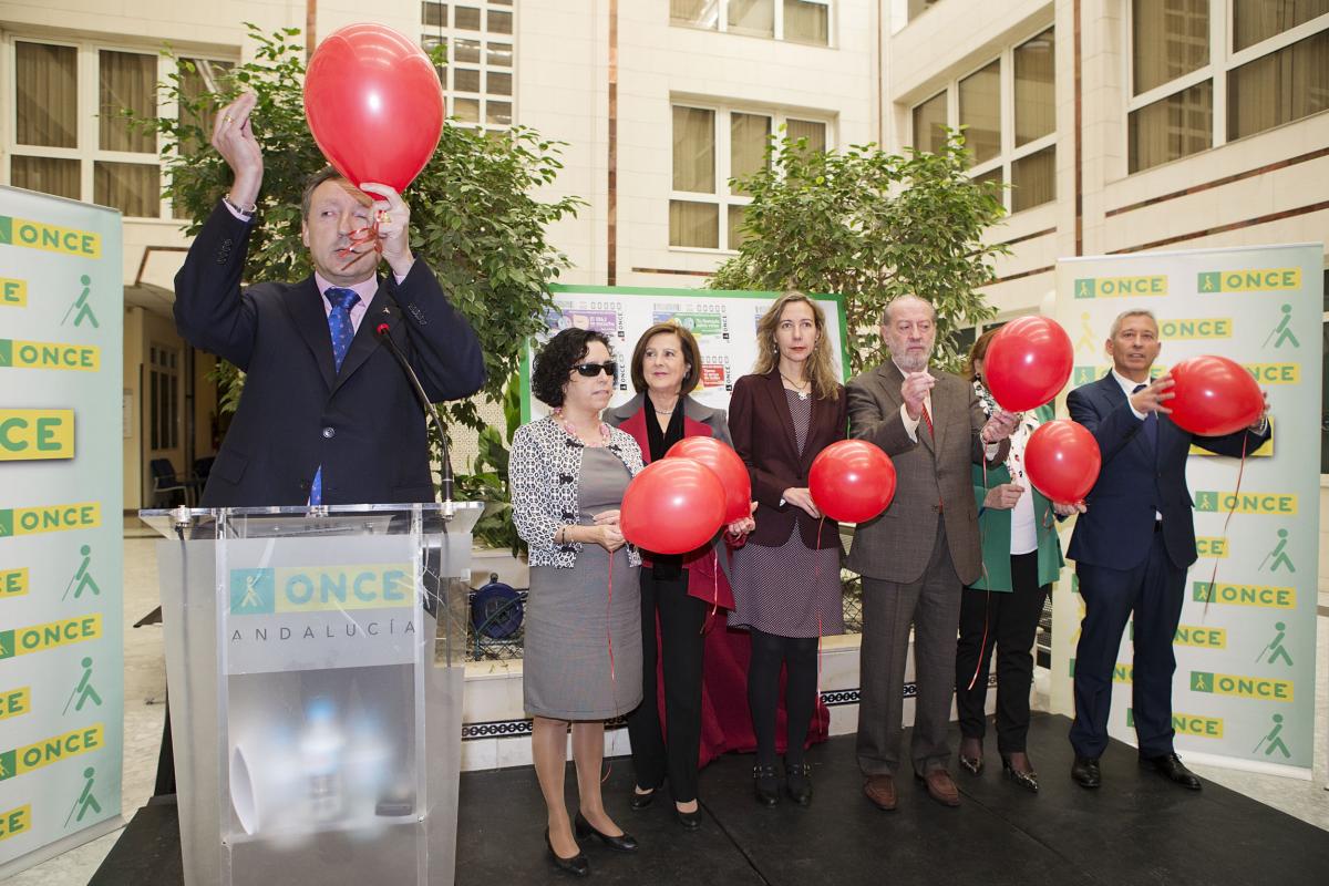 El Delegado Territorial pincha un globo en señal de protesta contra la violencia de género