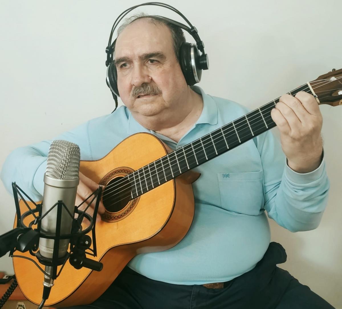 Pepe Díaz, alumno de guitarra, de guitarra flamenca y de piano asegura que las clases son "muy gratificantes"
