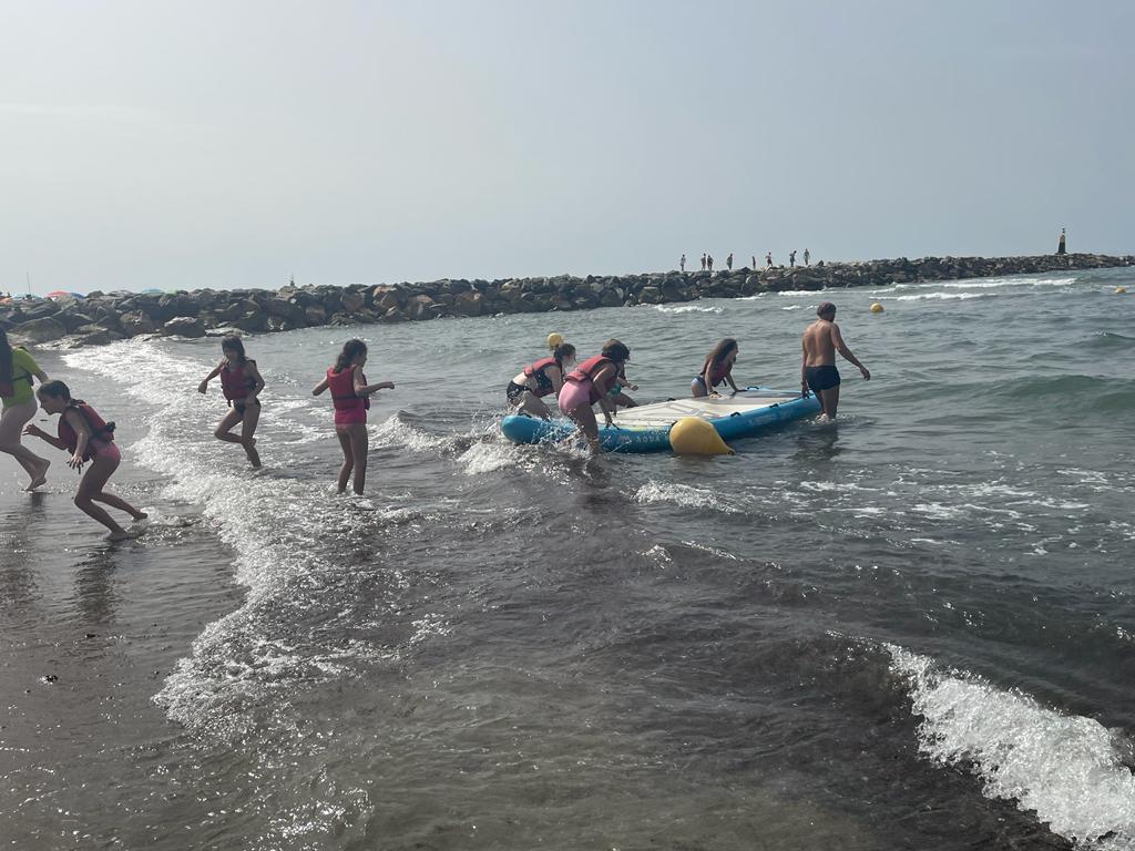 Las aguas de la costa marbellí hicieron las delicitas de los participantes en el primer campamento