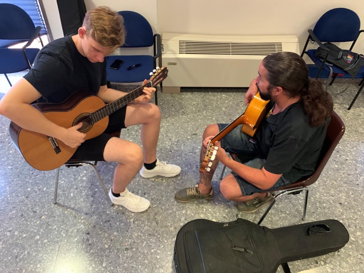Roman y Sergio Molido en una de sus clases de guitarra flamenca