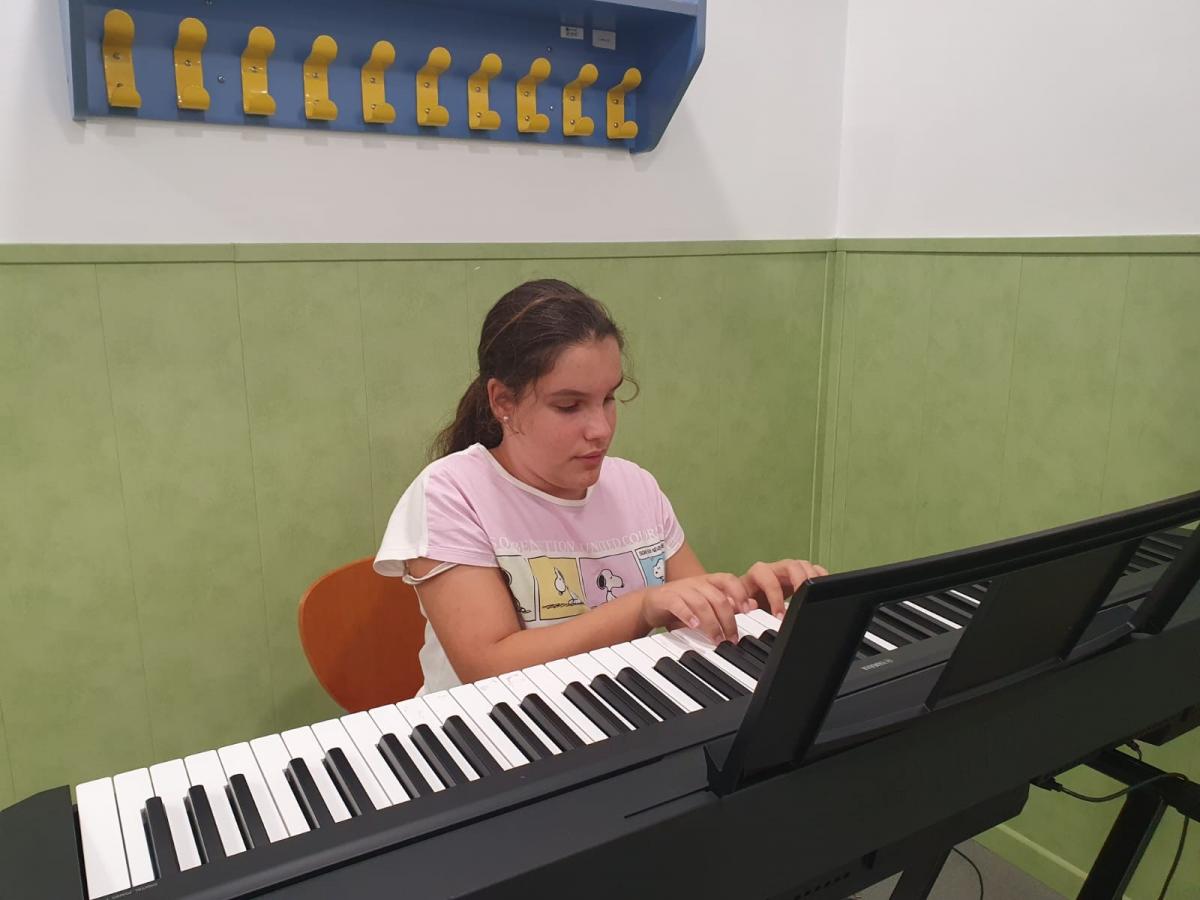 Alumna tocando el piano