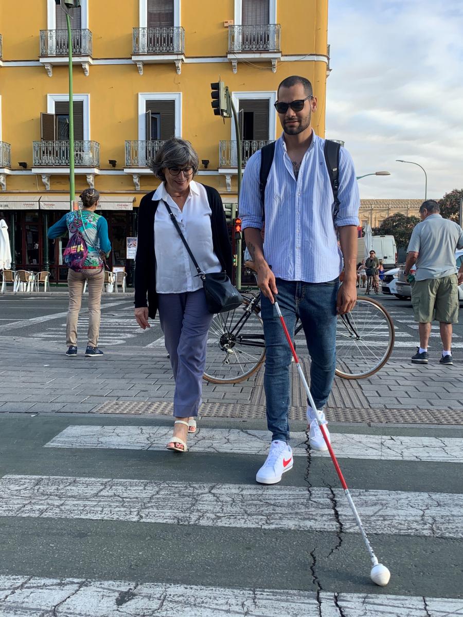Ionut recibe las indicaciones de la Técnico de Rehabilitación Teresa Fernández en la calle Resolana de Sevilla